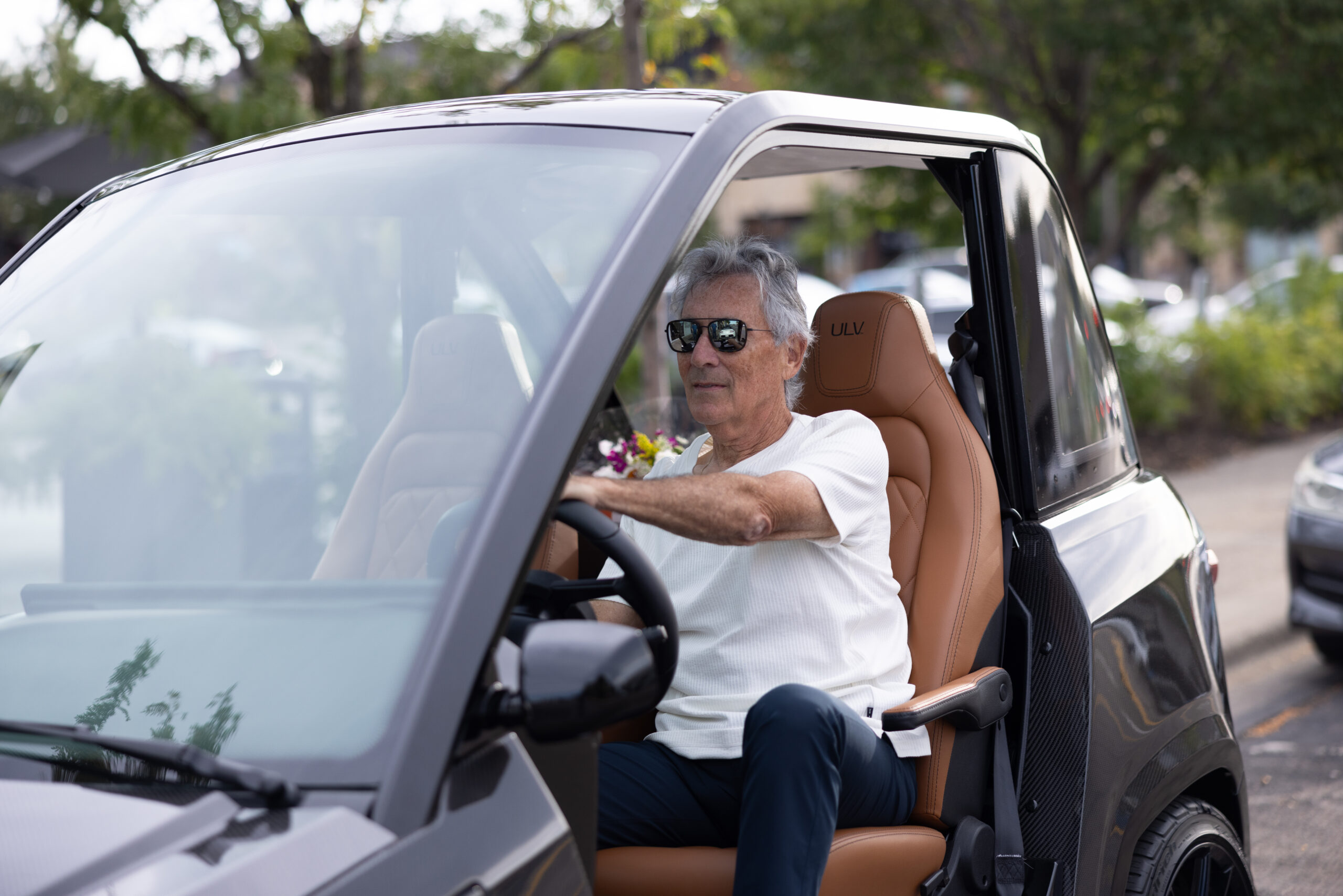Man driving a ULV 322 carbon in gray